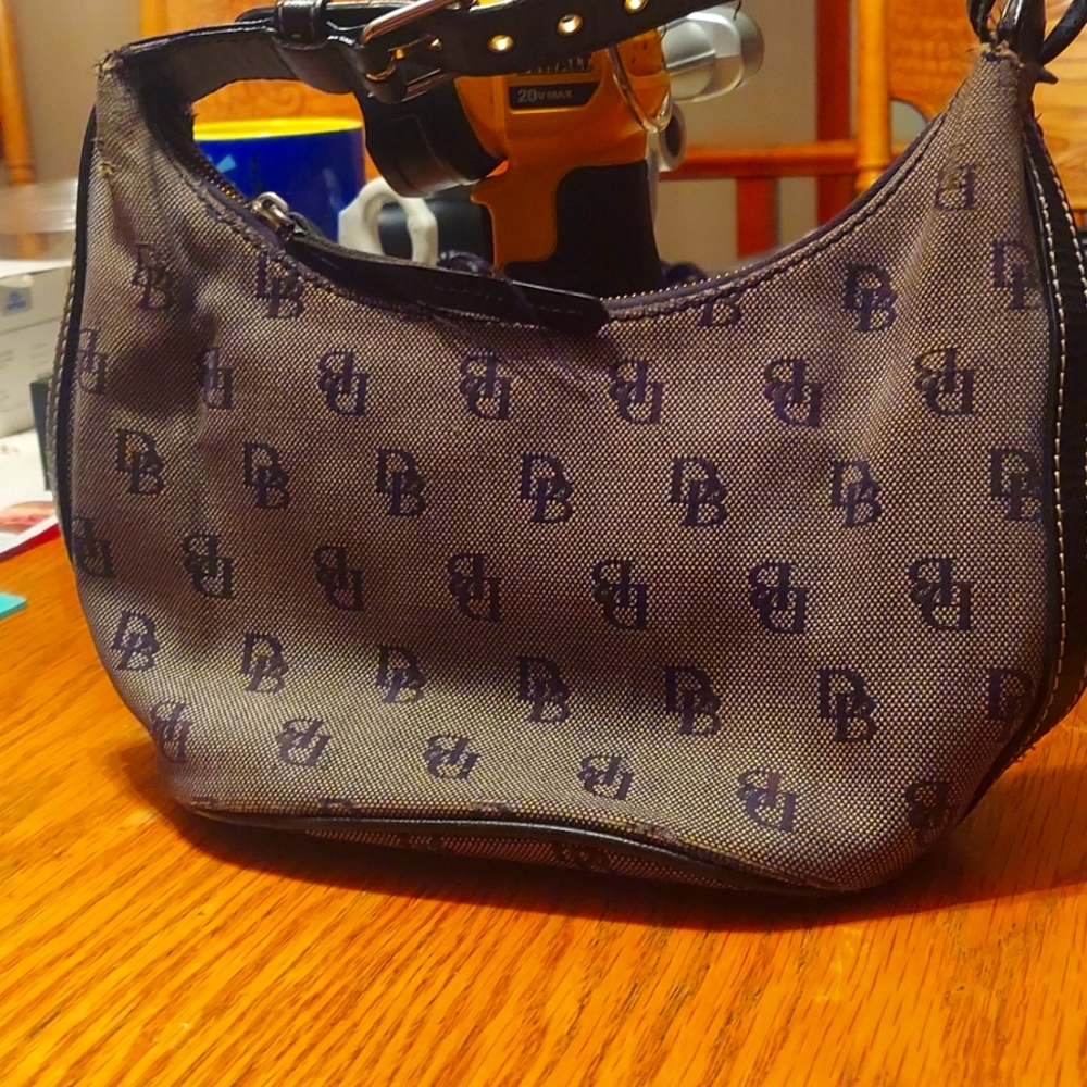 Dooney & Bourke woman's bag/clutch